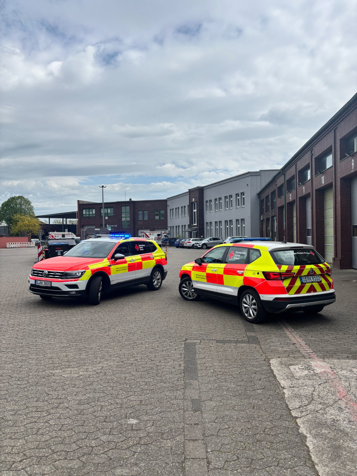 Freiwilligendienst beim DRK-Düsseldorf – Fahrzeuge auf dem Hof