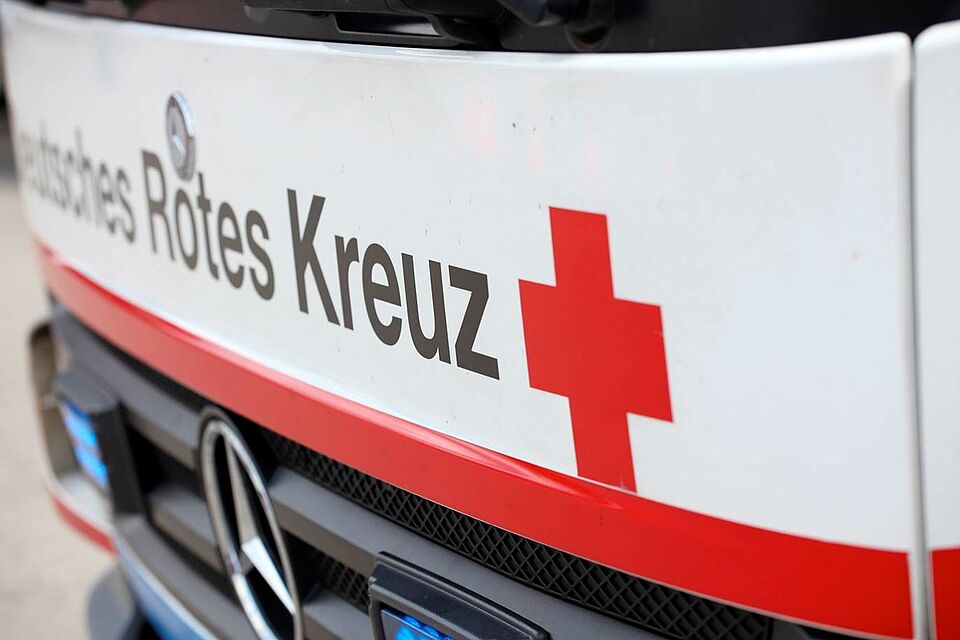 Seitliches Foto von  DRK Schriftzug auf Vorderseite von DRK Auto