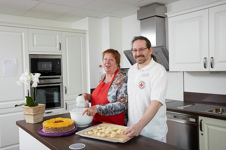 Pfleger backt gemeinsam mit Bewohnerin