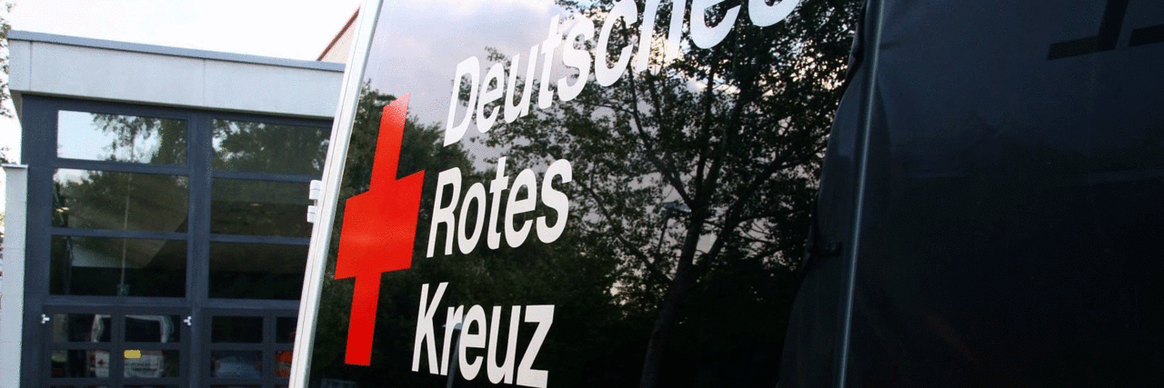 DRK Schriftzug auf Autotür
