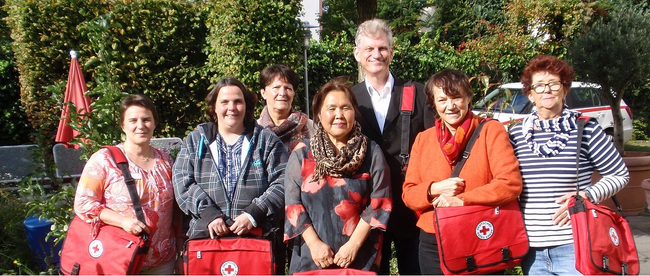 mehrere Personen zusammen mit DRK Tasche 