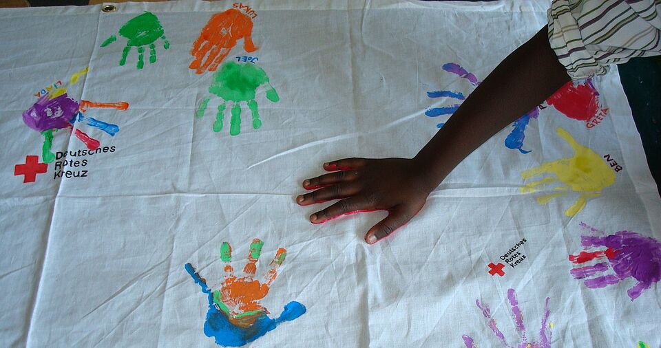 Kinder machen mit Farbe Handabdrücke