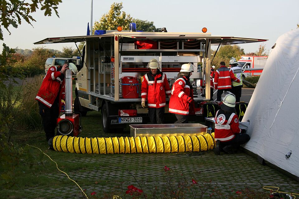 Technischer DRK Anhänger mit Rettungspersonal