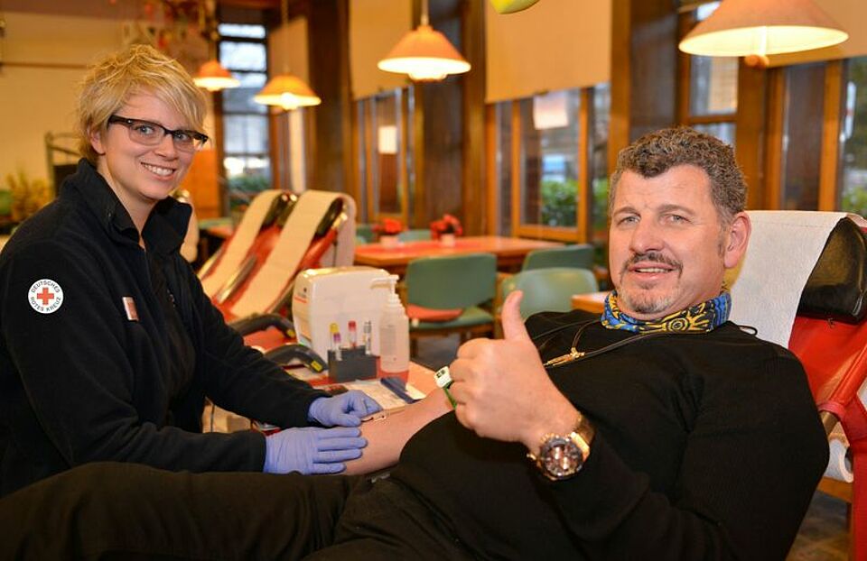Semino Rossi mit DRK Sanitäterin