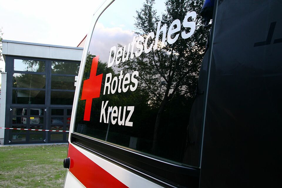Foto von DRK Schriftzug auf Autofenster