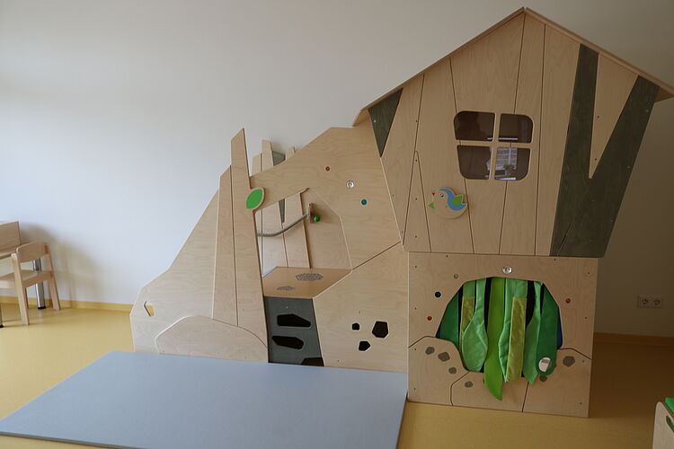 Holzspielturm in Kitainnenraum