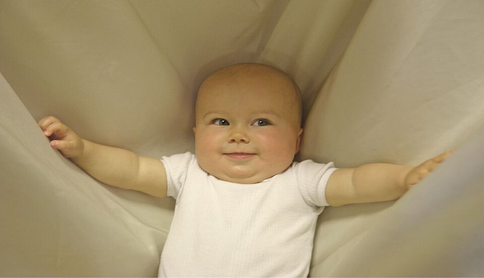 Baby auf einem Laken