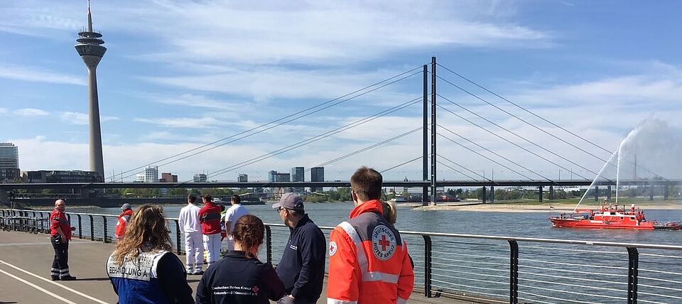 Bereitschaften mit Passanten am Rhein