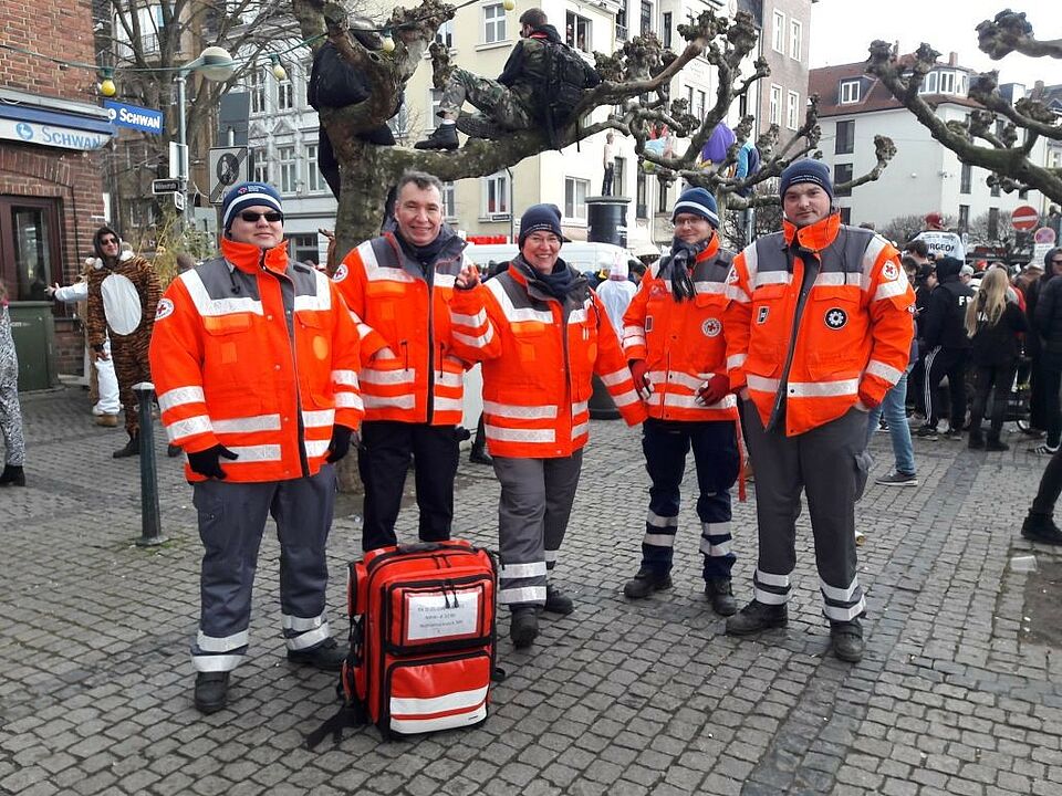 Fünf Rettungssanitäter stehen am Burgplatz