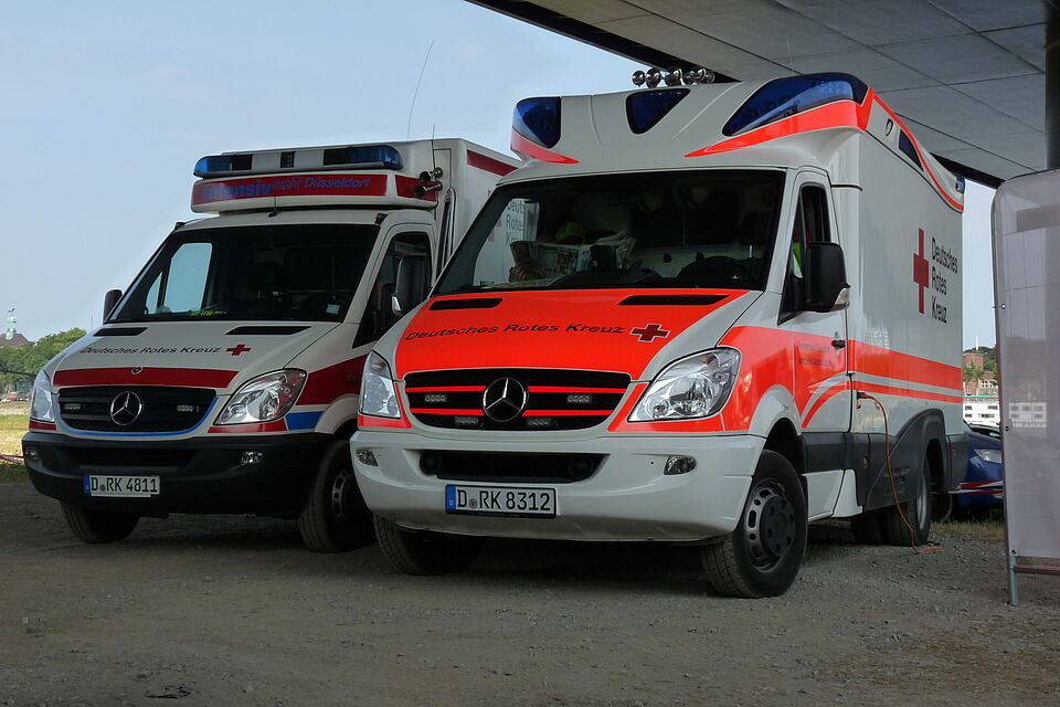 Zwei Rettungswagen stehen nebeneinander