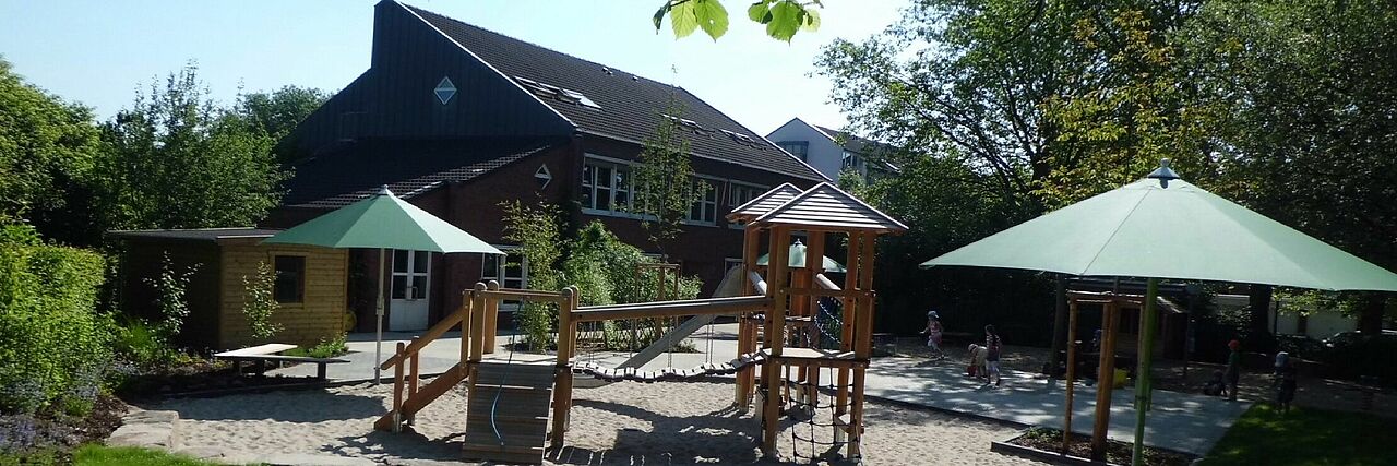 Außenansicht mit Garten der Kita Sonnenhügel