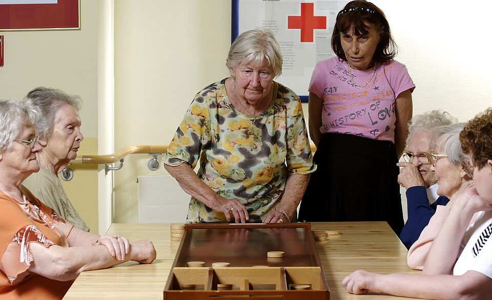 Seniorinnen spielen zusammen ein Brettspiel
