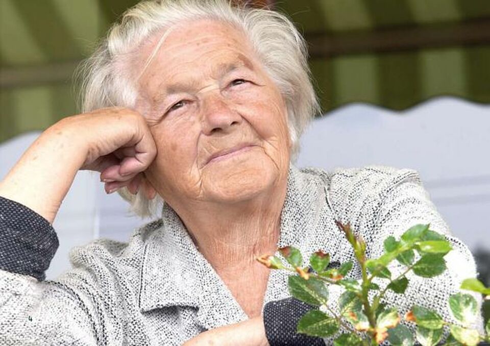 Seniorin ist zufrieden