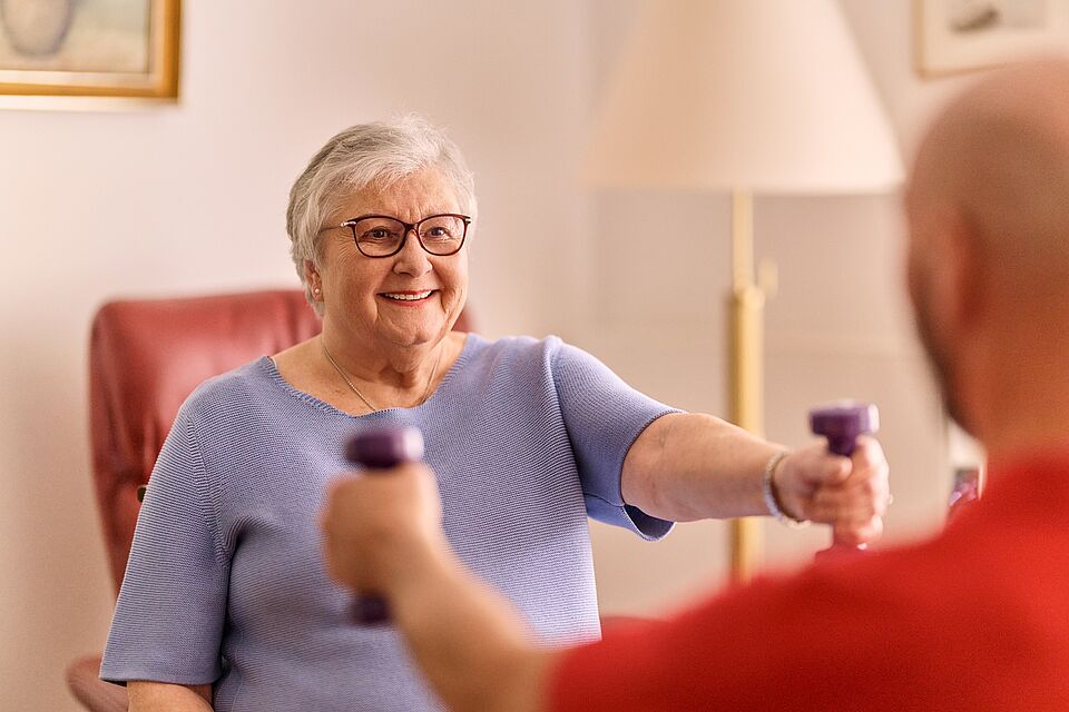 Seniorin bei einer Aktivierungsübung