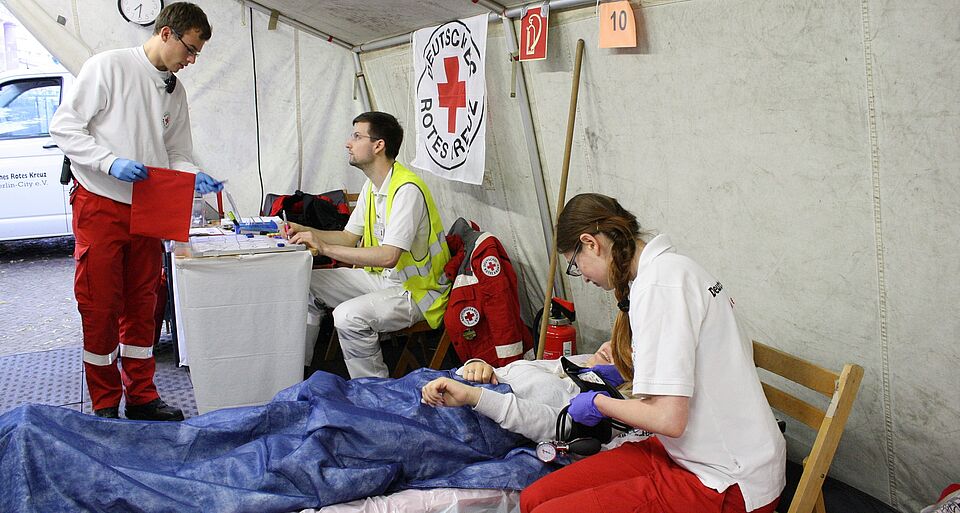 Katastrophenschutz Team im Zelt mit Patient