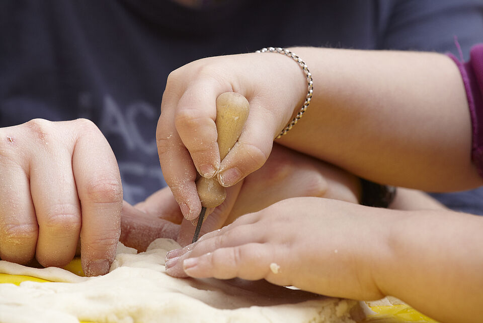 Kinderhände backen 
