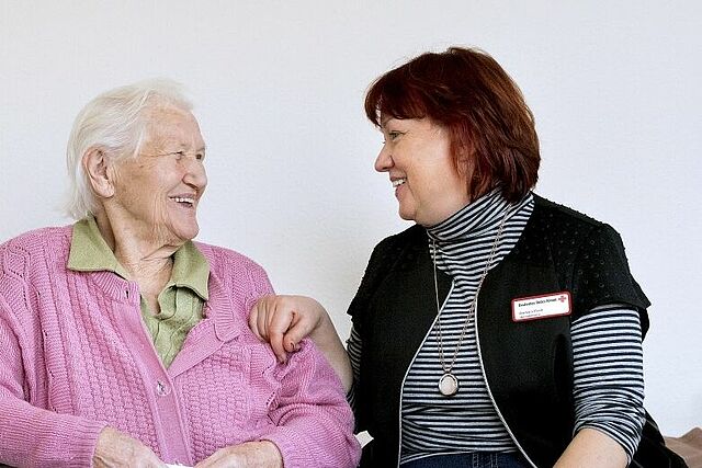 Seniorin mit Pflegerin