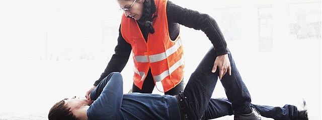 Ersthelfer legt Patient in stabile Seitenlage
