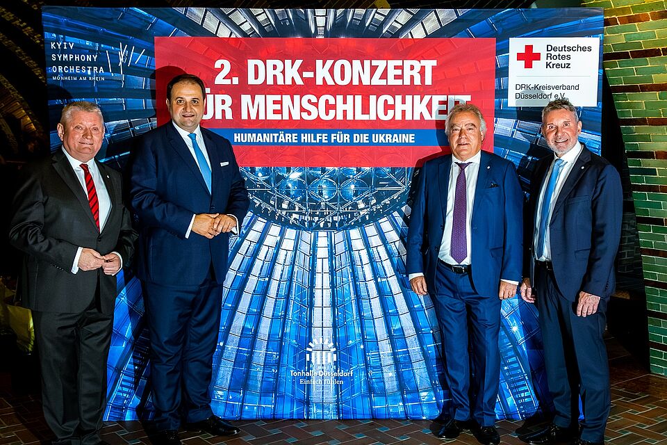 v.l.n.r.: Hermann Gröhe, Präsident Deutsches Rotes Kreuz, Nathanael Liminski, Minister für Bundes- und Europaangelegenheiten, Internationales sowie Medien des Landes Nordrhein-Westfalen und Chef der Staatskanzlei, Olaf Lehne, Präsident DRK-Düsseldorf, Stefan M. Fischer, Vorsitzender des Vorstands DRK-Düsseldorf