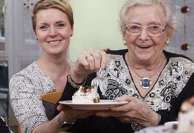 Seniorin mit junger Frau 
