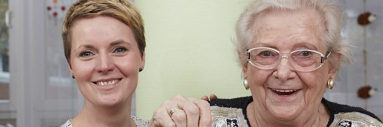 Seniorin mit junger Frau