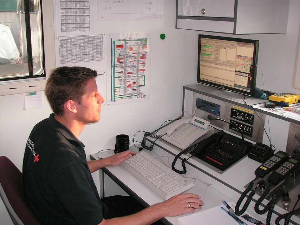 DRK Bereitschaftszentrum, Mann sitzt am Computer