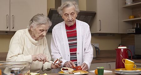 Bewohner DRK-Seniorenzentrum Grafental 2 Bewohnerinnen bereiten frühstück zu