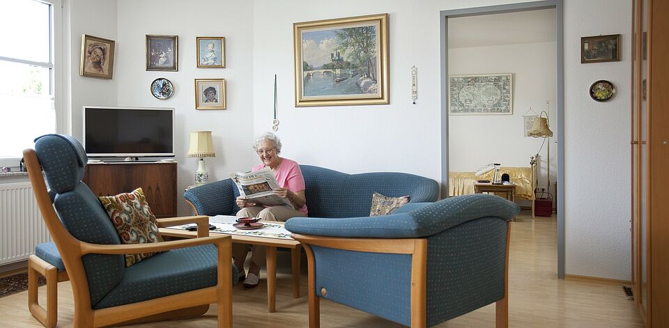 Seniorin im Wohnzimer
